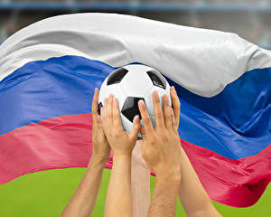 Флаг России и футбольный мяч